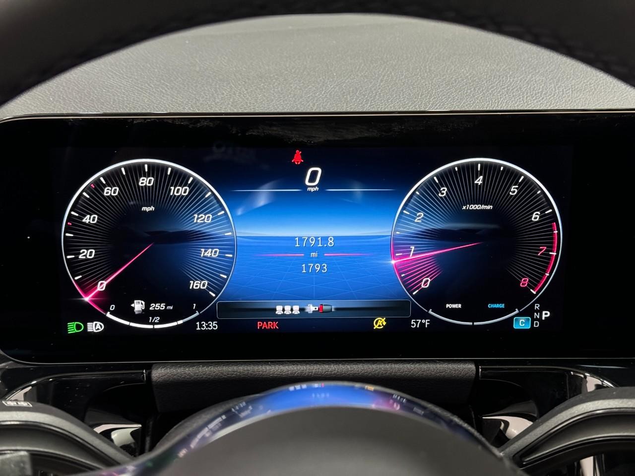 Mercedes-Benz GLA Vehicle Full-screen Gallery Image 33