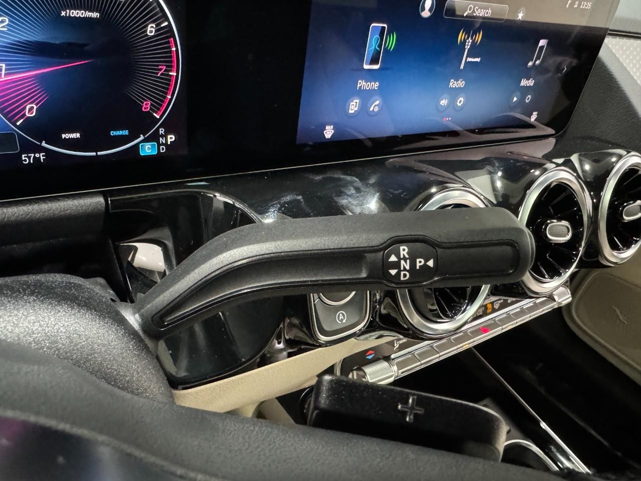 Mercedes-Benz GLA Vehicle Full-screen Gallery Image 34