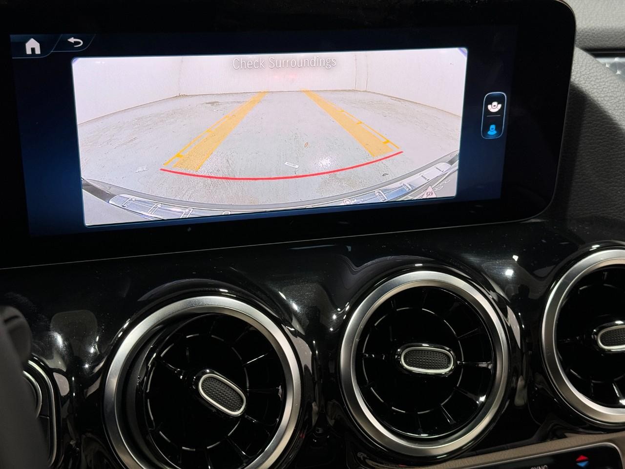 Mercedes-Benz GLA Vehicle Full-screen Gallery Image 35