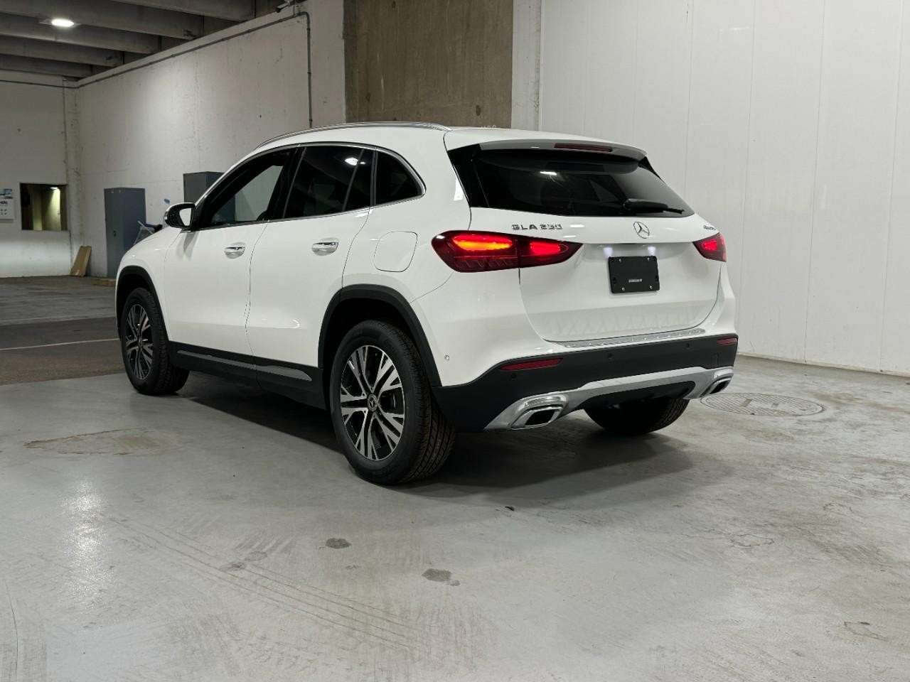 Mercedes-Benz GLA Vehicle Full-screen Gallery Image 3