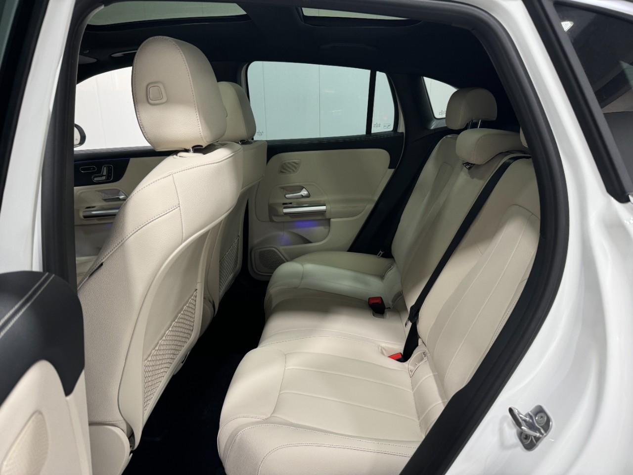 Mercedes-Benz GLA Vehicle Full-screen Gallery Image 8