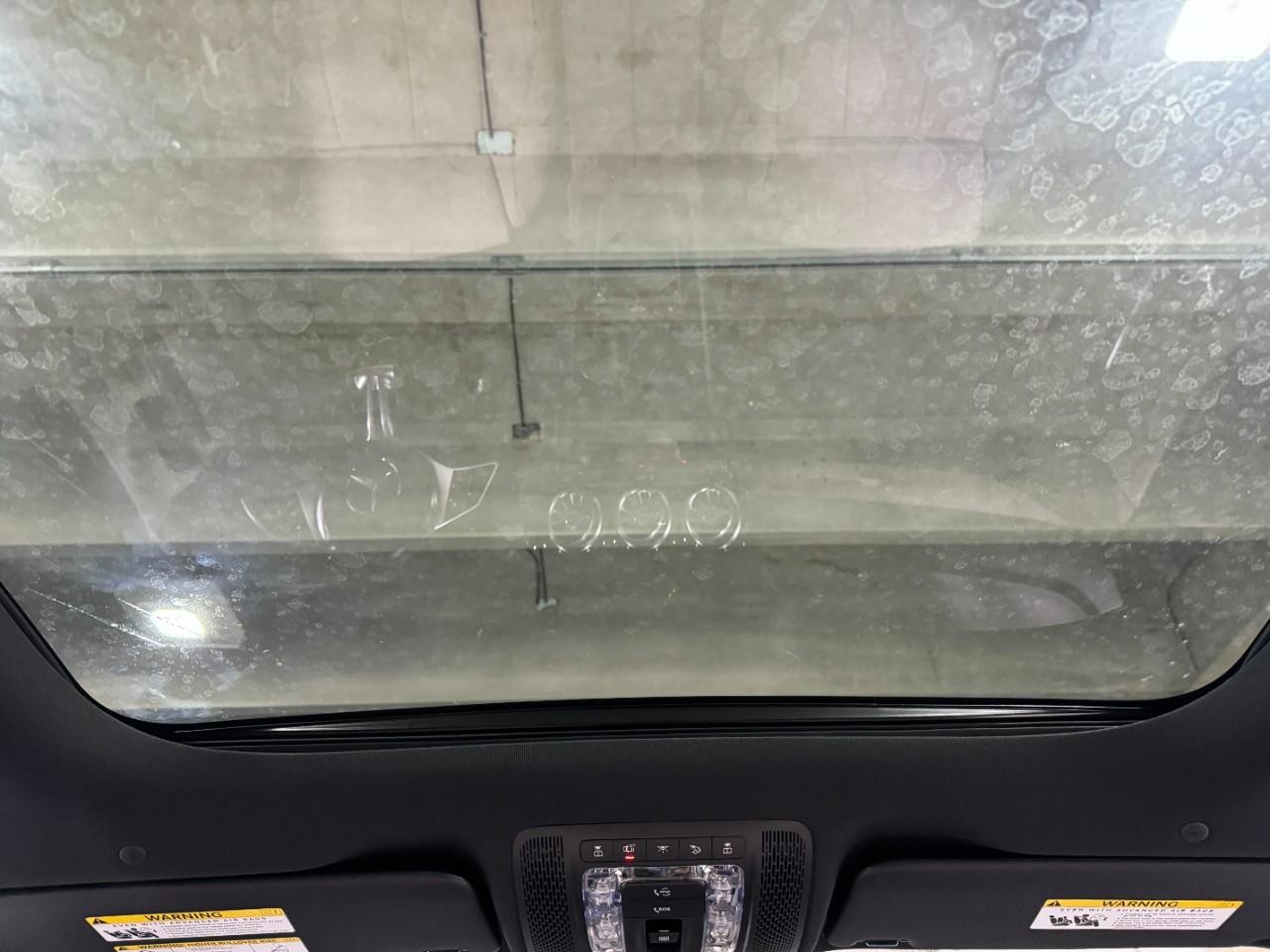 Mercedes-Benz GLA Vehicle Full-screen Gallery Image 11