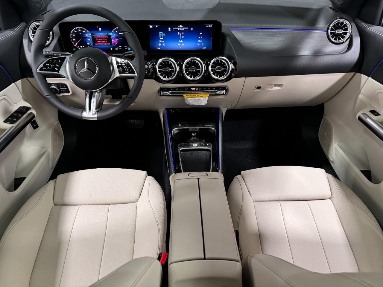 Mercedes-Benz GLA Vehicle Full-screen Gallery Image 12