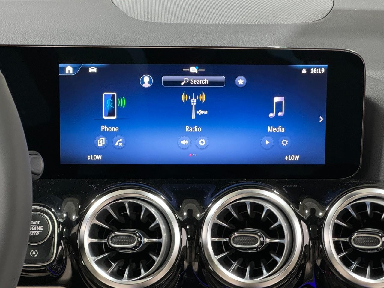 Mercedes-Benz GLA Vehicle Full-screen Gallery Image 14