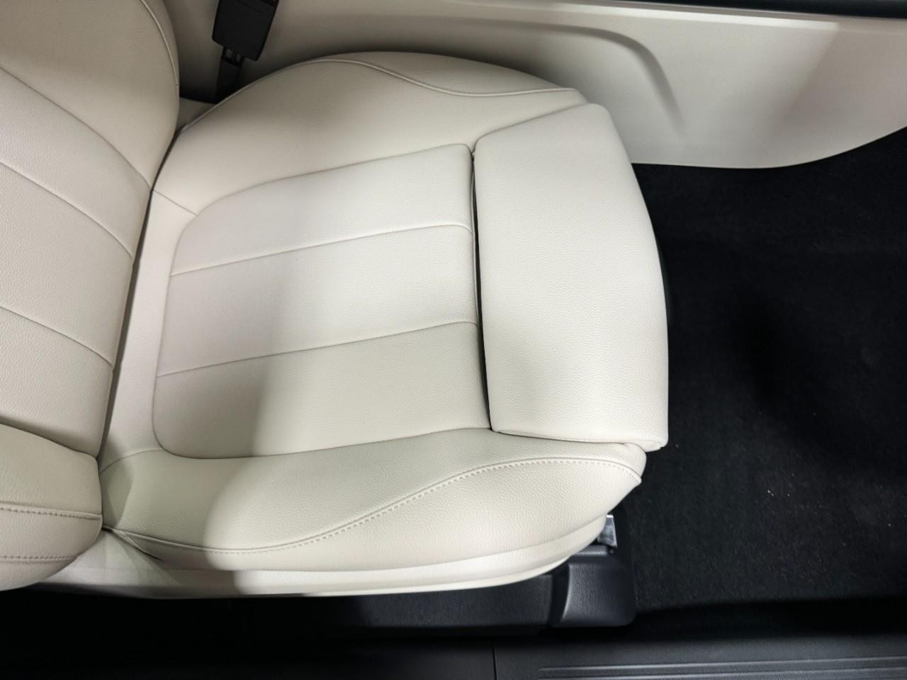 Mercedes-Benz GLA Vehicle Full-screen Gallery Image 19