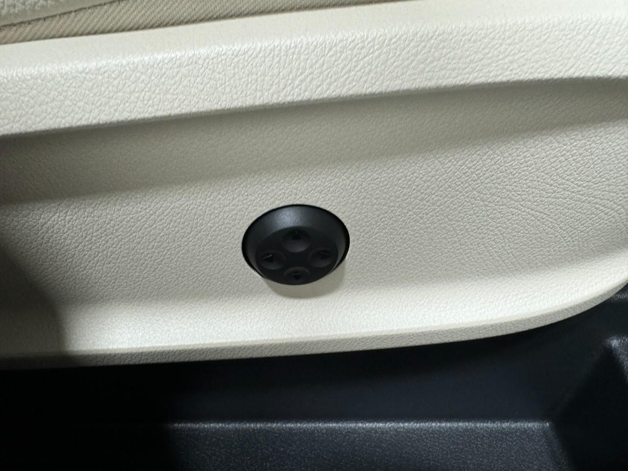 Mercedes-Benz GLA Vehicle Full-screen Gallery Image 20