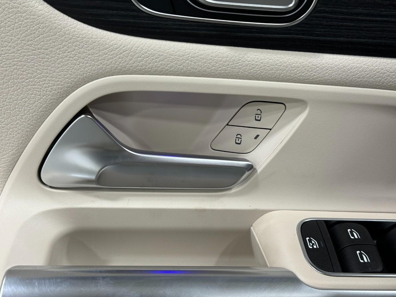 Mercedes-Benz GLA Vehicle Full-screen Gallery Image 25