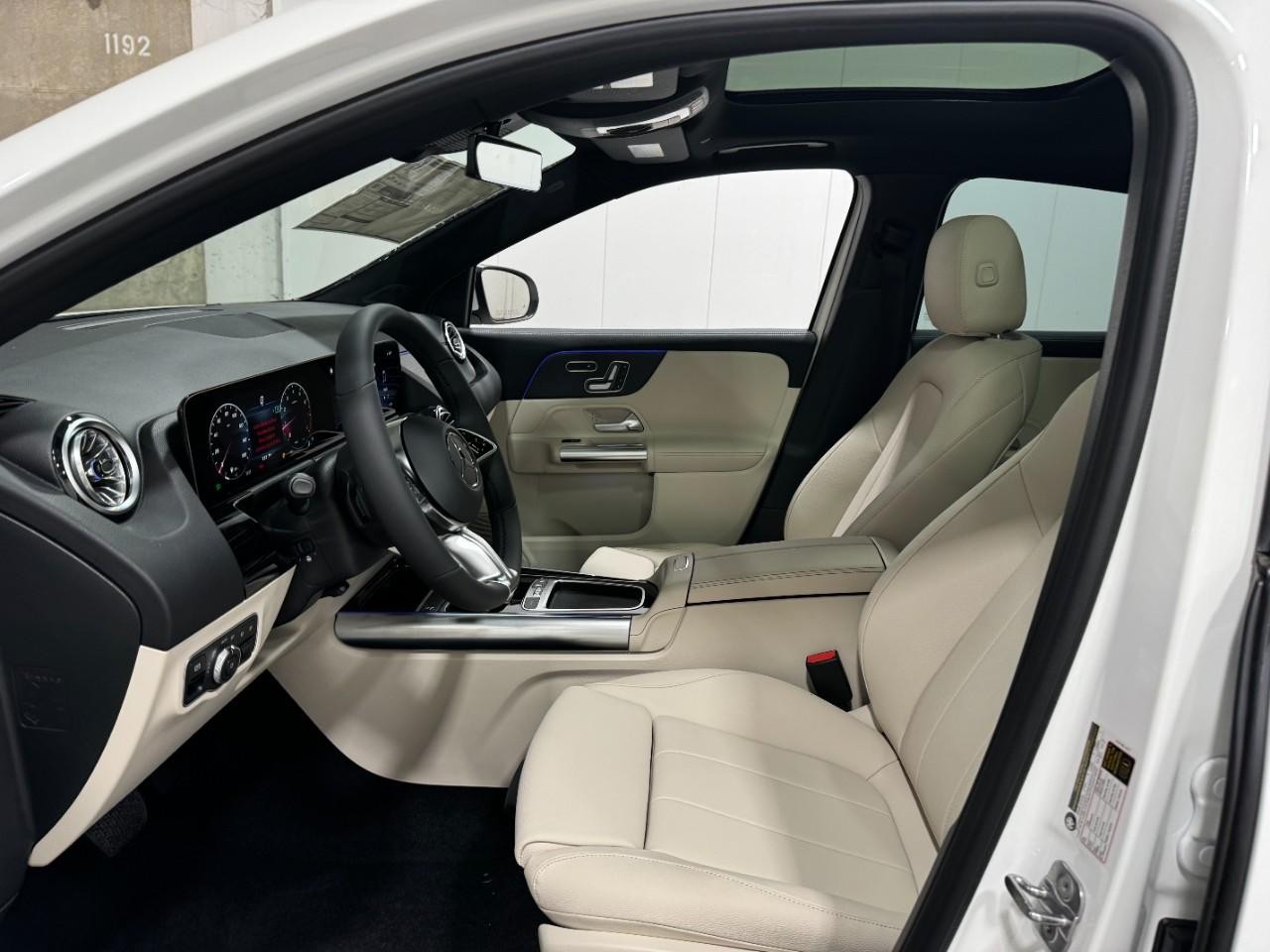 Mercedes-Benz GLA Vehicle Full-screen Gallery Image 28