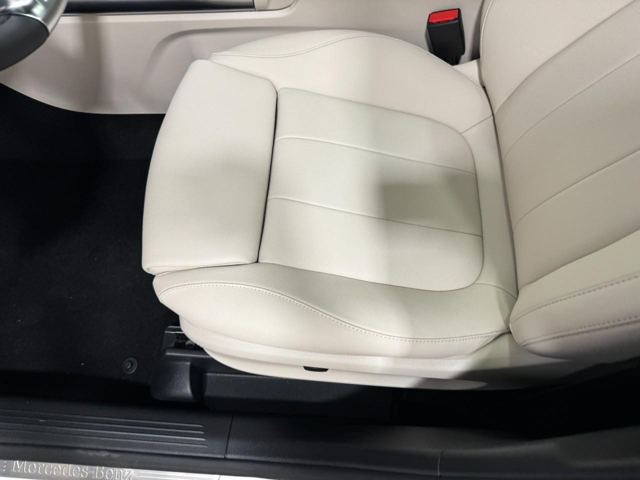 Mercedes-Benz GLA Vehicle Full-screen Gallery Image 29