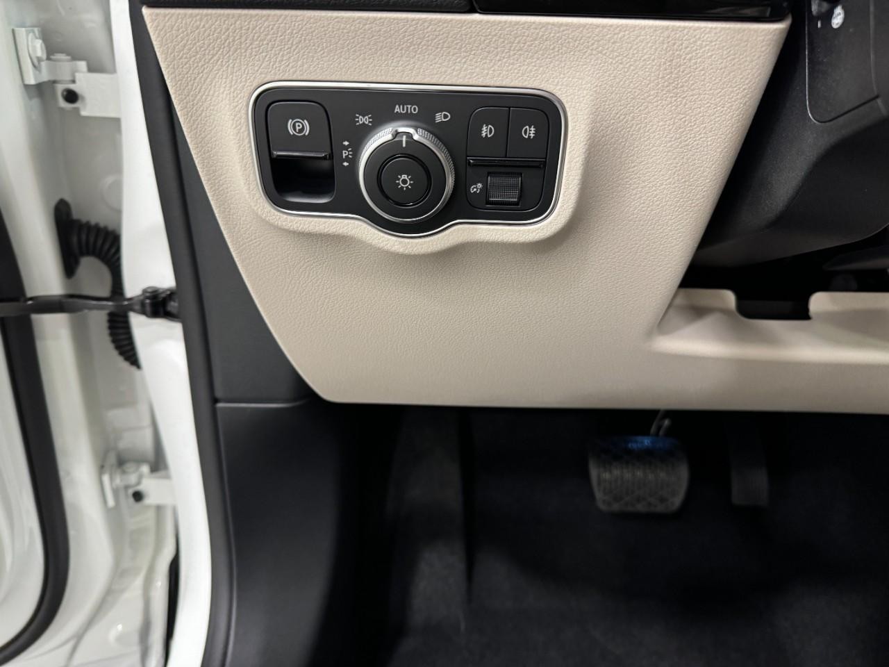 Mercedes-Benz GLA Vehicle Full-screen Gallery Image 31