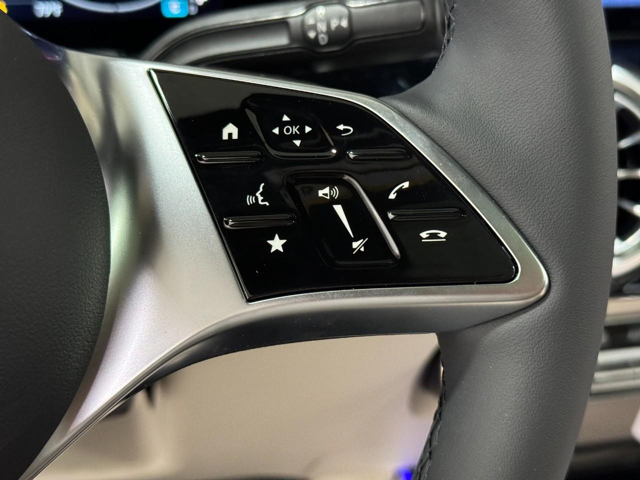 Mercedes-Benz GLA Vehicle Full-screen Gallery Image 33