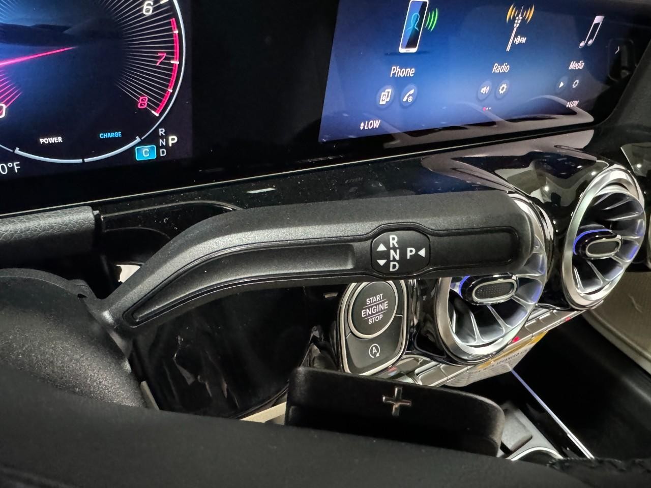 Mercedes-Benz GLA Vehicle Full-screen Gallery Image 35