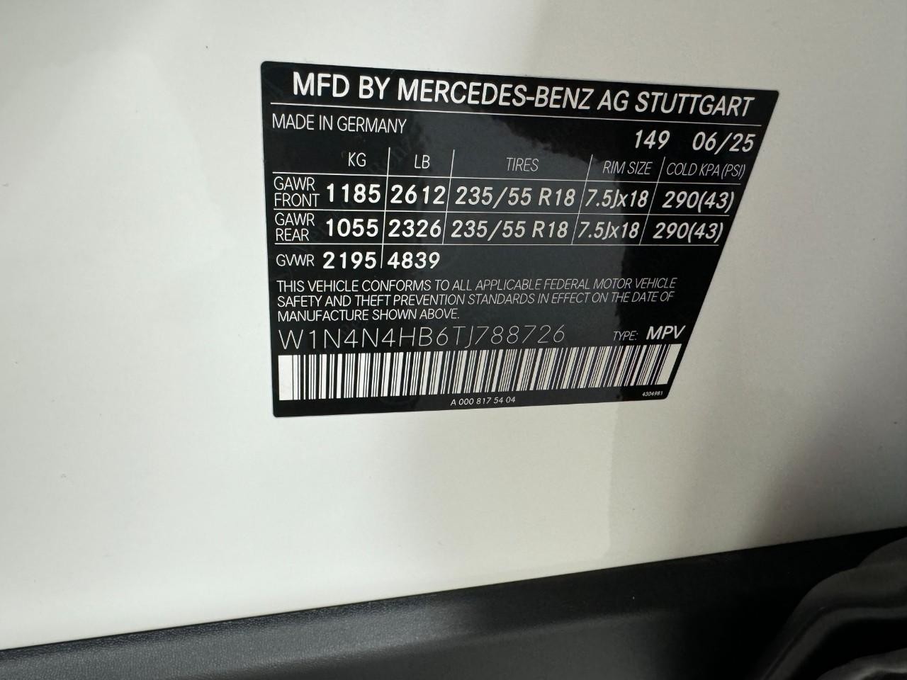 Mercedes-Benz GLA Vehicle Full-screen Gallery Image 37