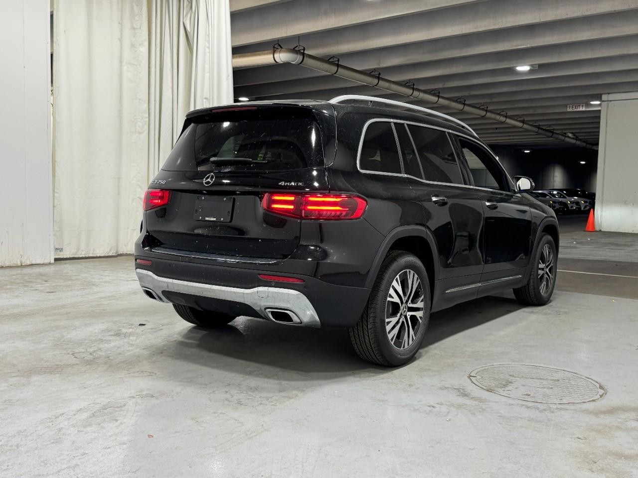 Mercedes-Benz GLA Vehicle Full-screen Gallery Image 4