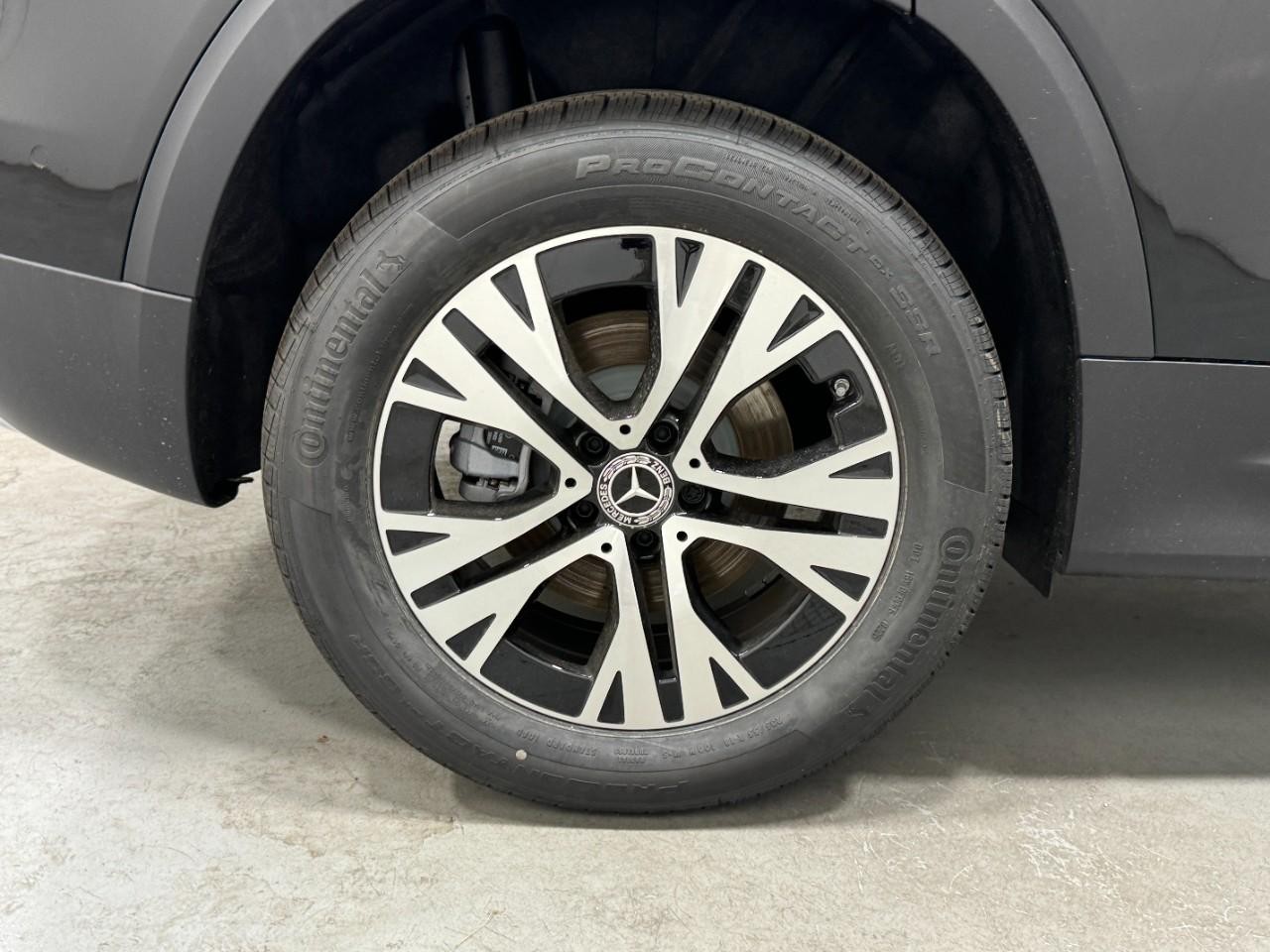 Mercedes-Benz GLA Vehicle Full-screen Gallery Image 5