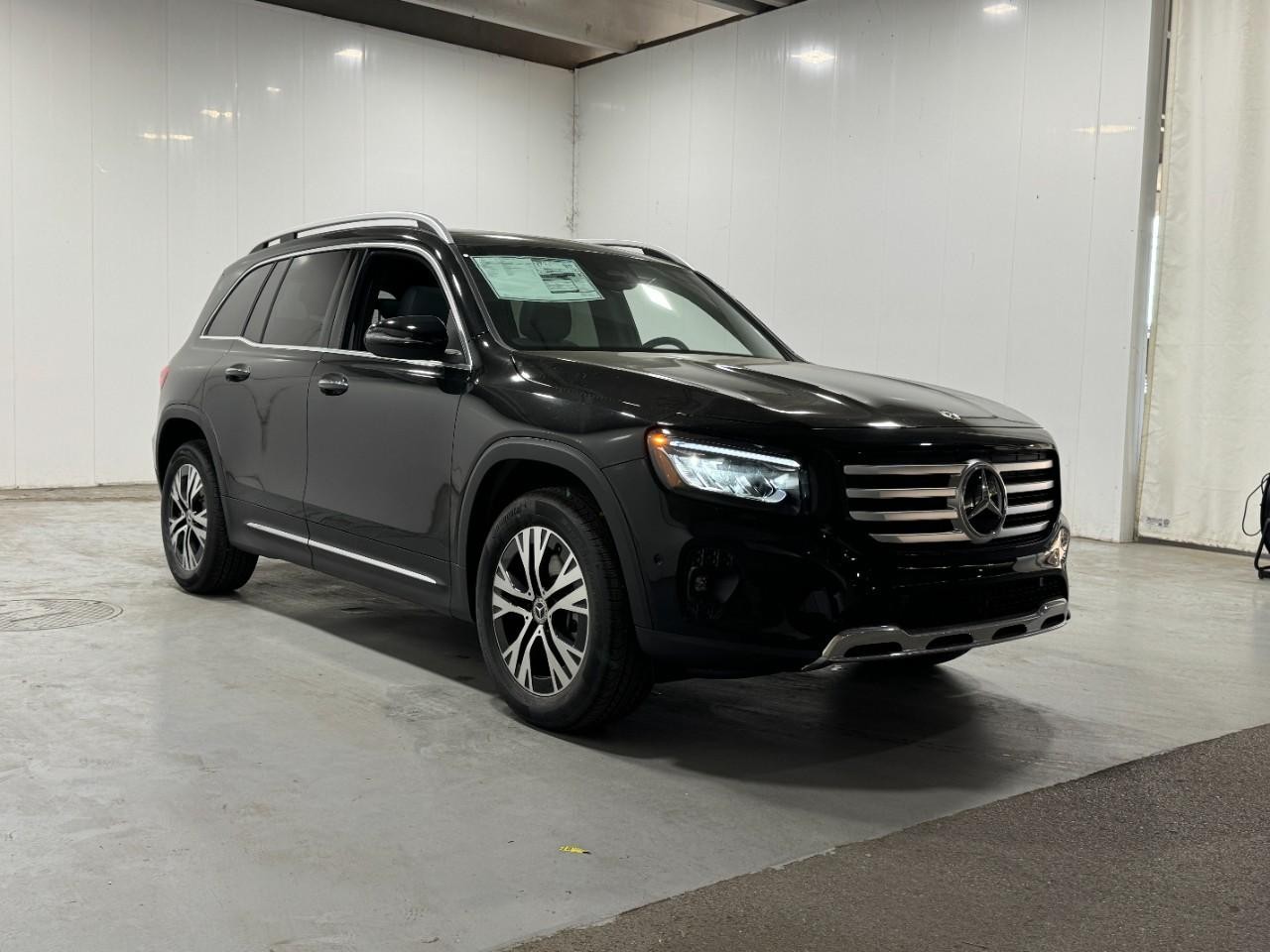 Mercedes-Benz GLA Vehicle Full-screen Gallery Image 6