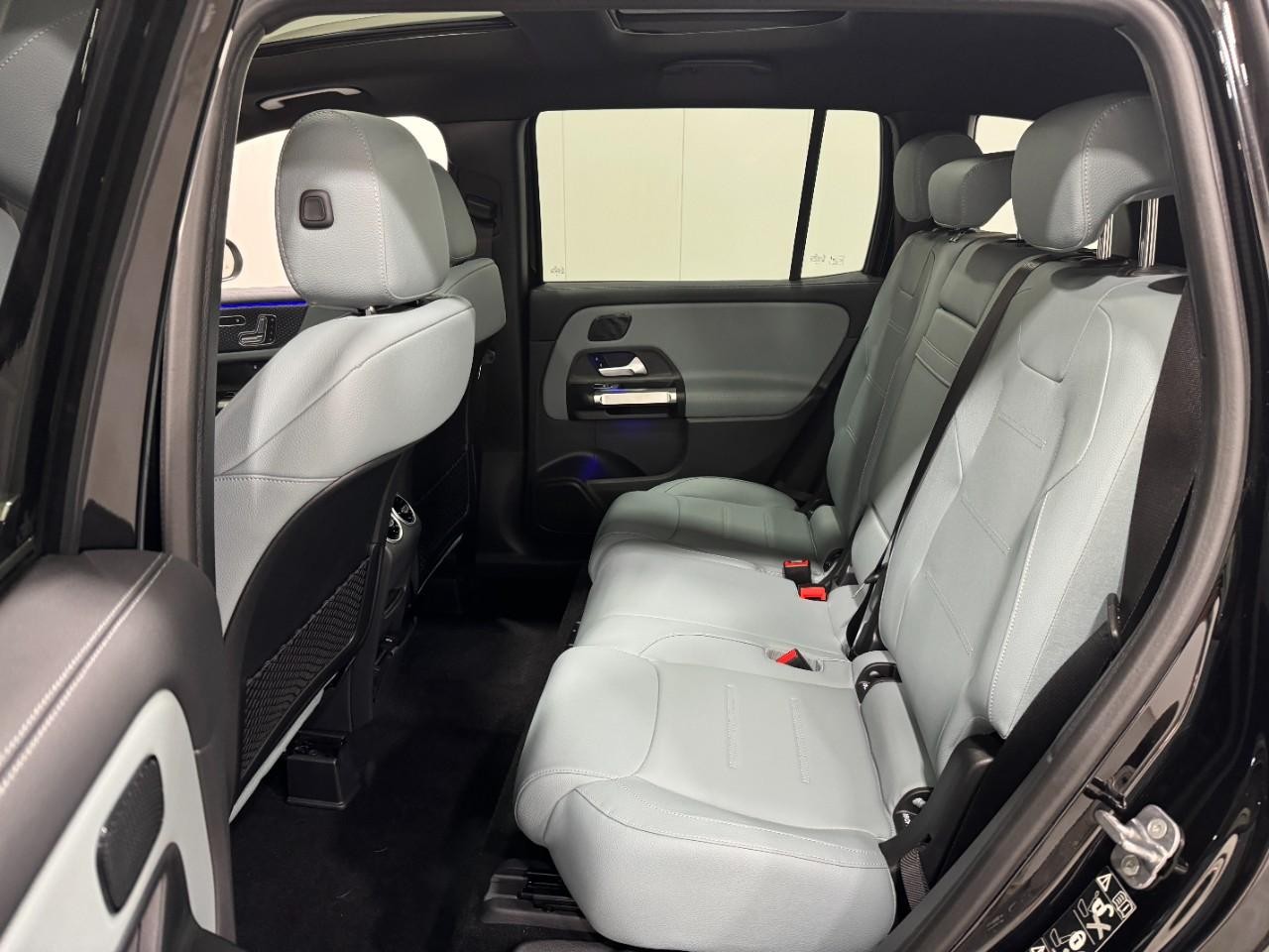 Mercedes-Benz GLA Vehicle Full-screen Gallery Image 8