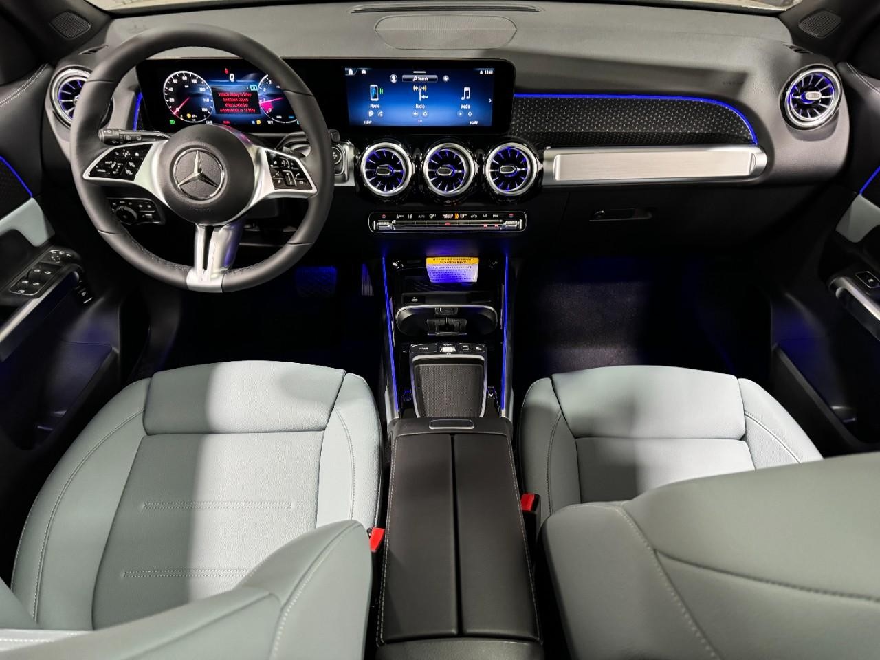 Mercedes-Benz GLA Vehicle Full-screen Gallery Image 12