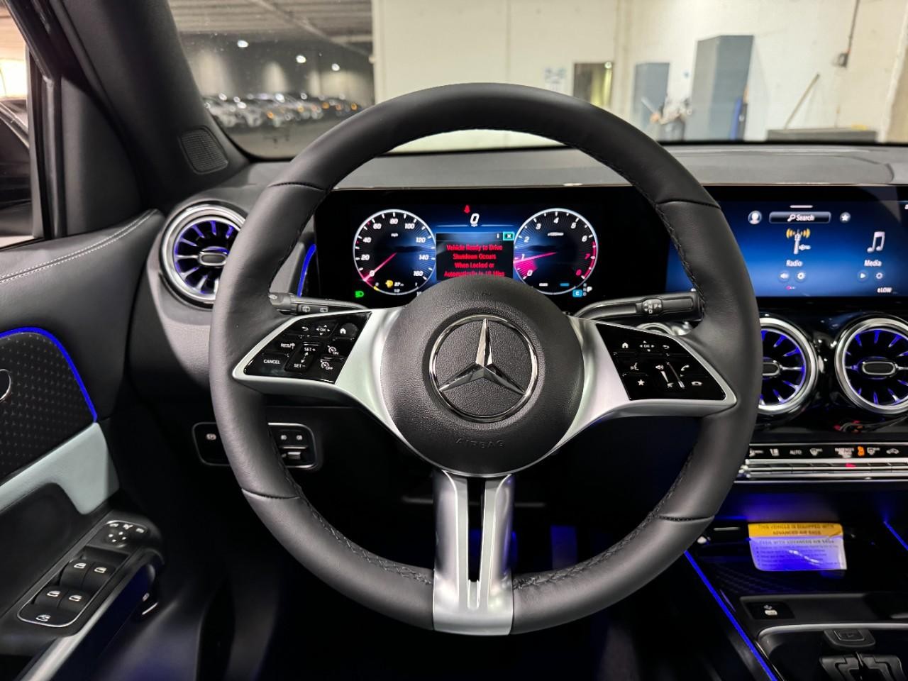 Mercedes-Benz GLA Vehicle Full-screen Gallery Image 13