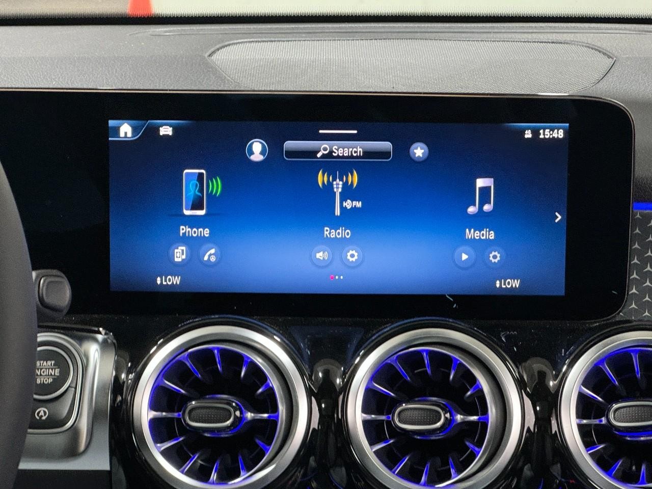 Mercedes-Benz GLA Vehicle Full-screen Gallery Image 14