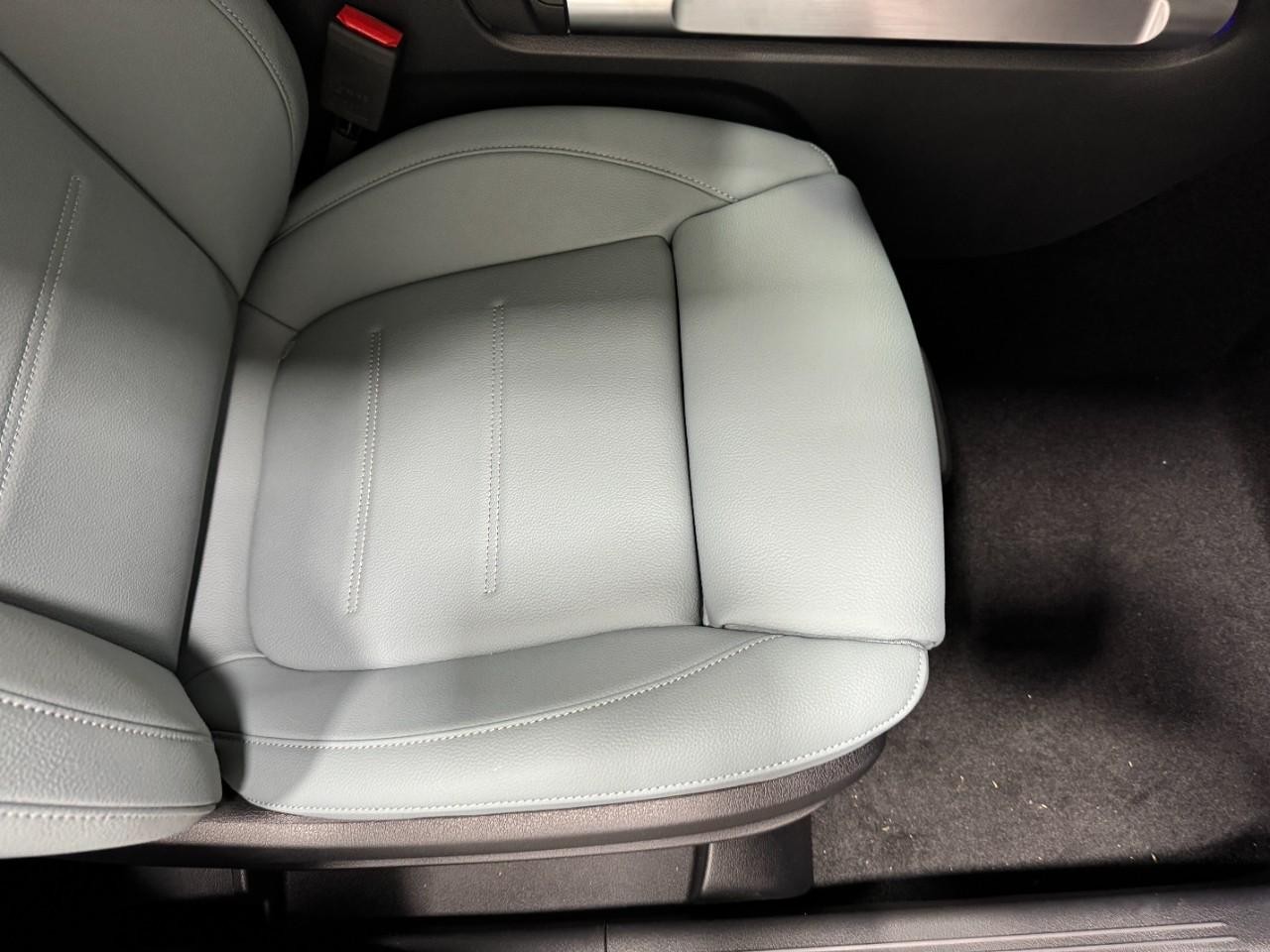 Mercedes-Benz GLA Vehicle Full-screen Gallery Image 19