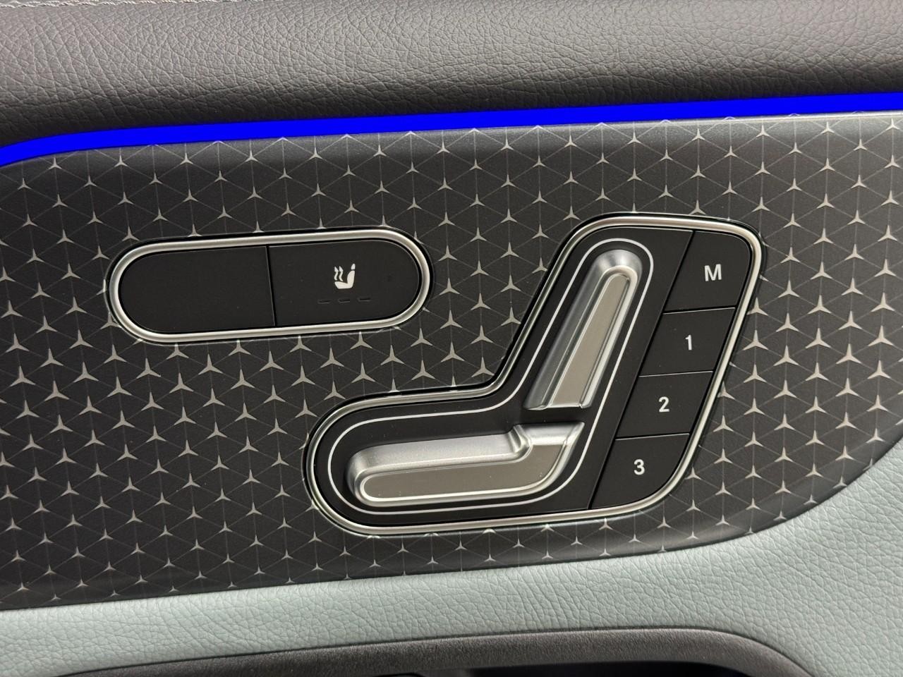 Mercedes-Benz GLA Vehicle Full-screen Gallery Image 21