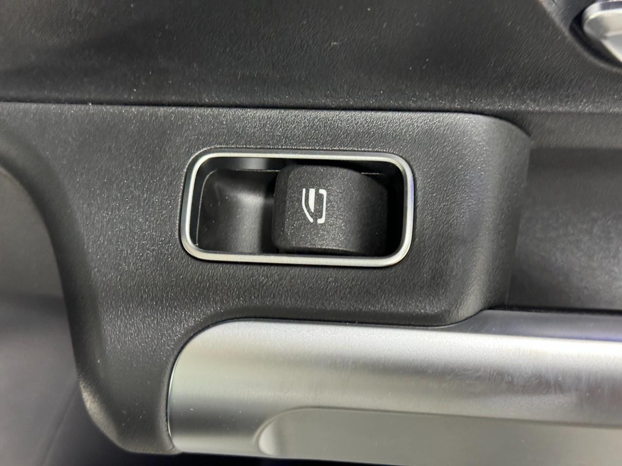 Mercedes-Benz GLA Vehicle Full-screen Gallery Image 23