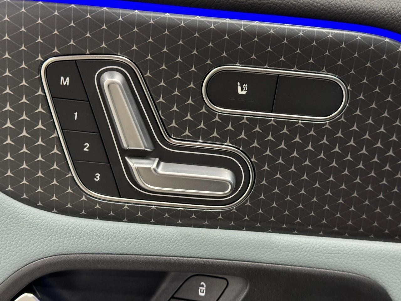 Mercedes-Benz GLA Vehicle Full-screen Gallery Image 24