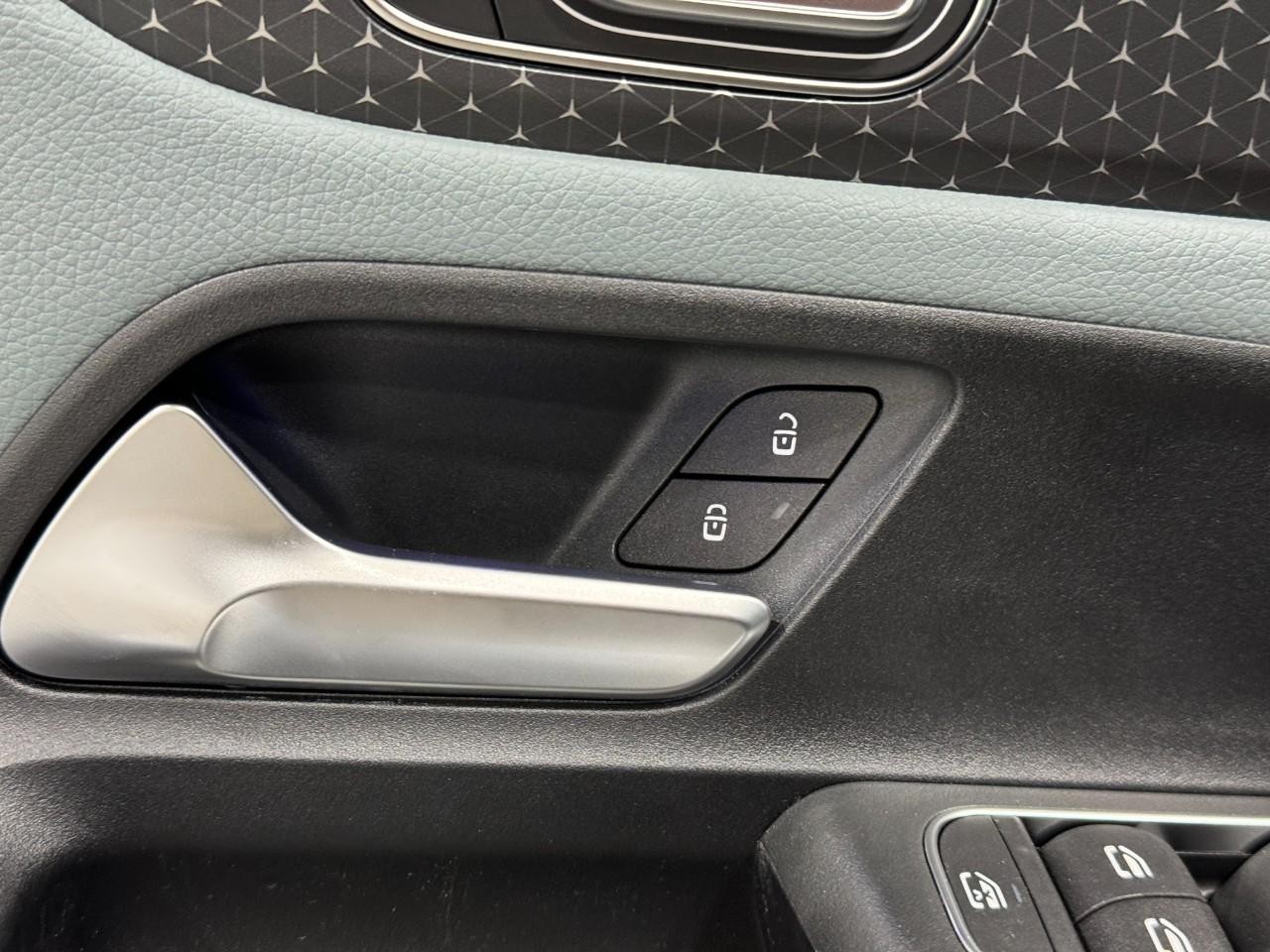 Mercedes-Benz GLA Vehicle Full-screen Gallery Image 25