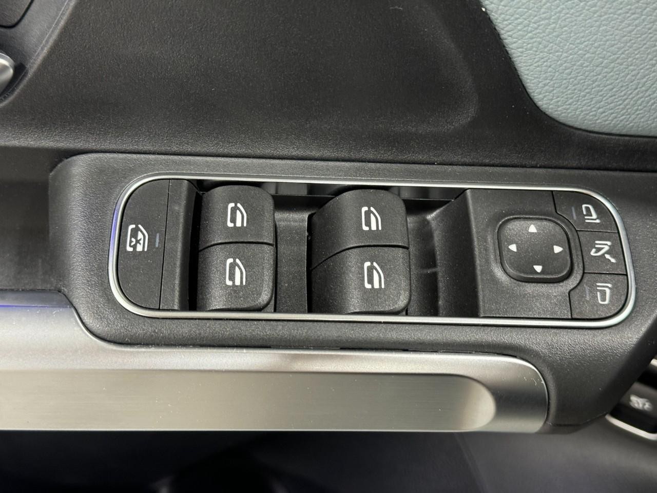 Mercedes-Benz GLA Vehicle Full-screen Gallery Image 26