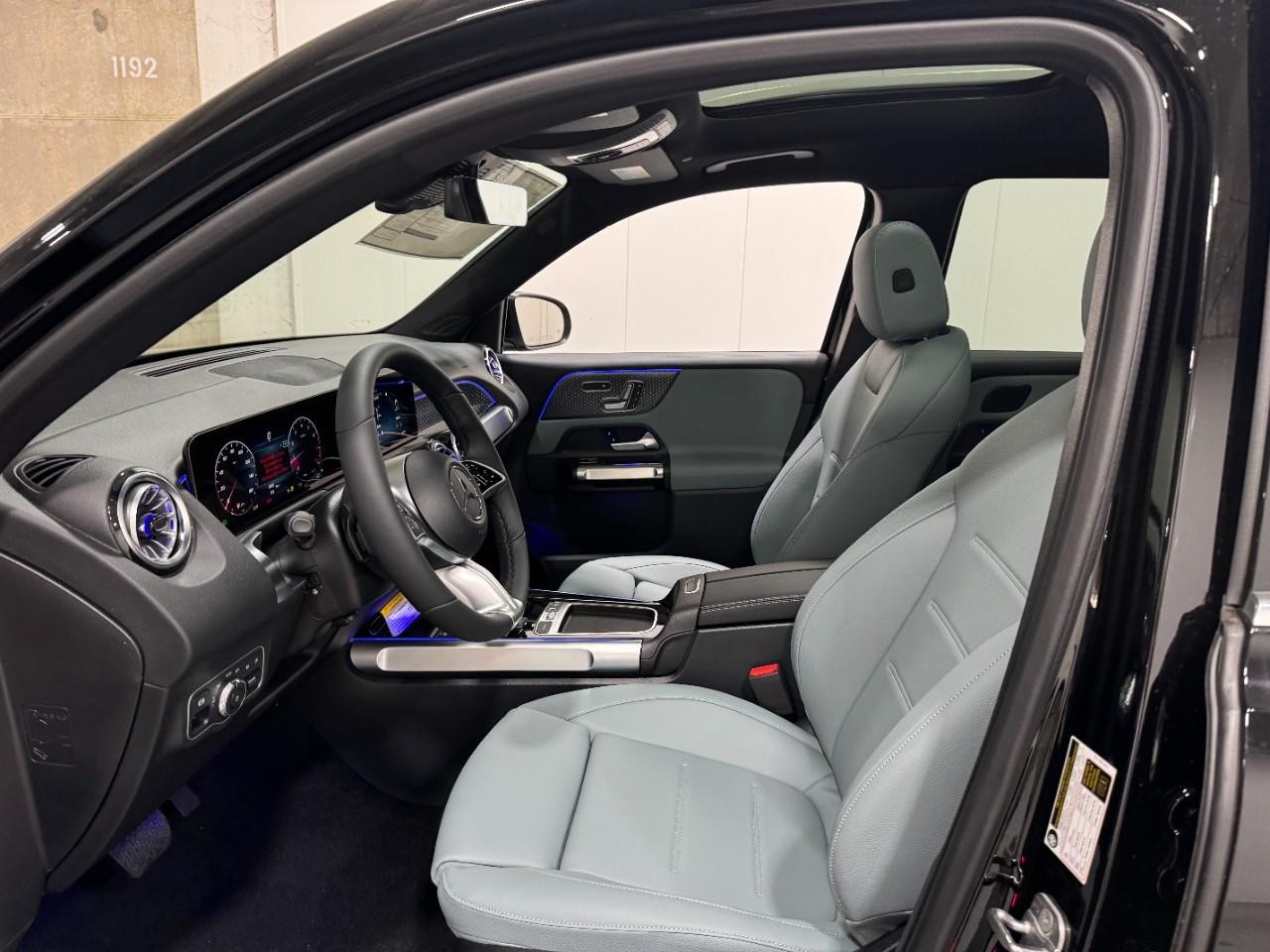 Mercedes-Benz GLA Vehicle Full-screen Gallery Image 28