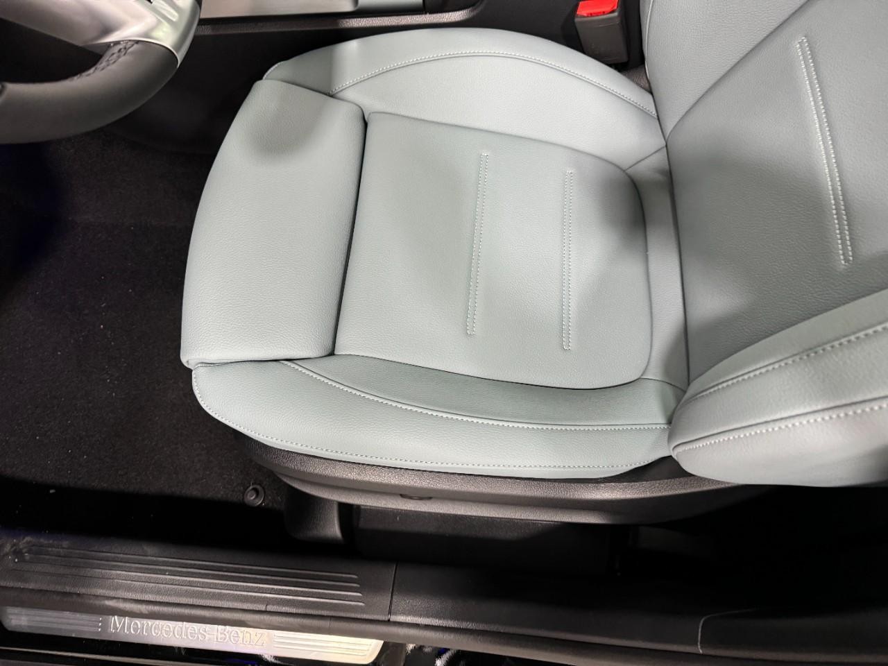 Mercedes-Benz GLA Vehicle Full-screen Gallery Image 29