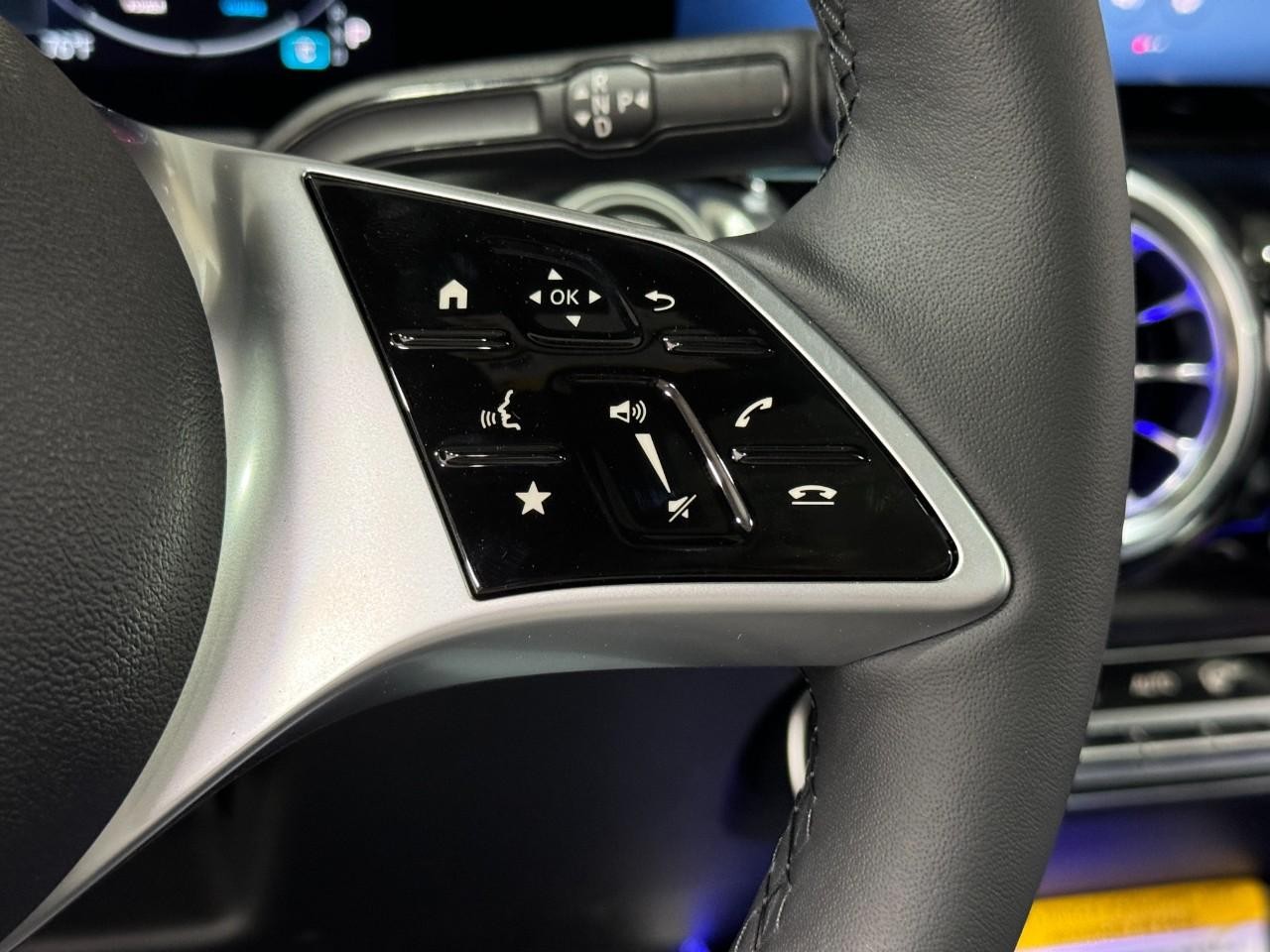 Mercedes-Benz GLA Vehicle Full-screen Gallery Image 33