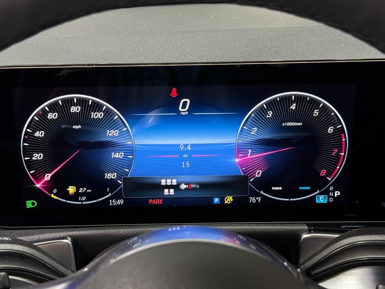 Mercedes-Benz GLA Vehicle Full-screen Gallery Image 34