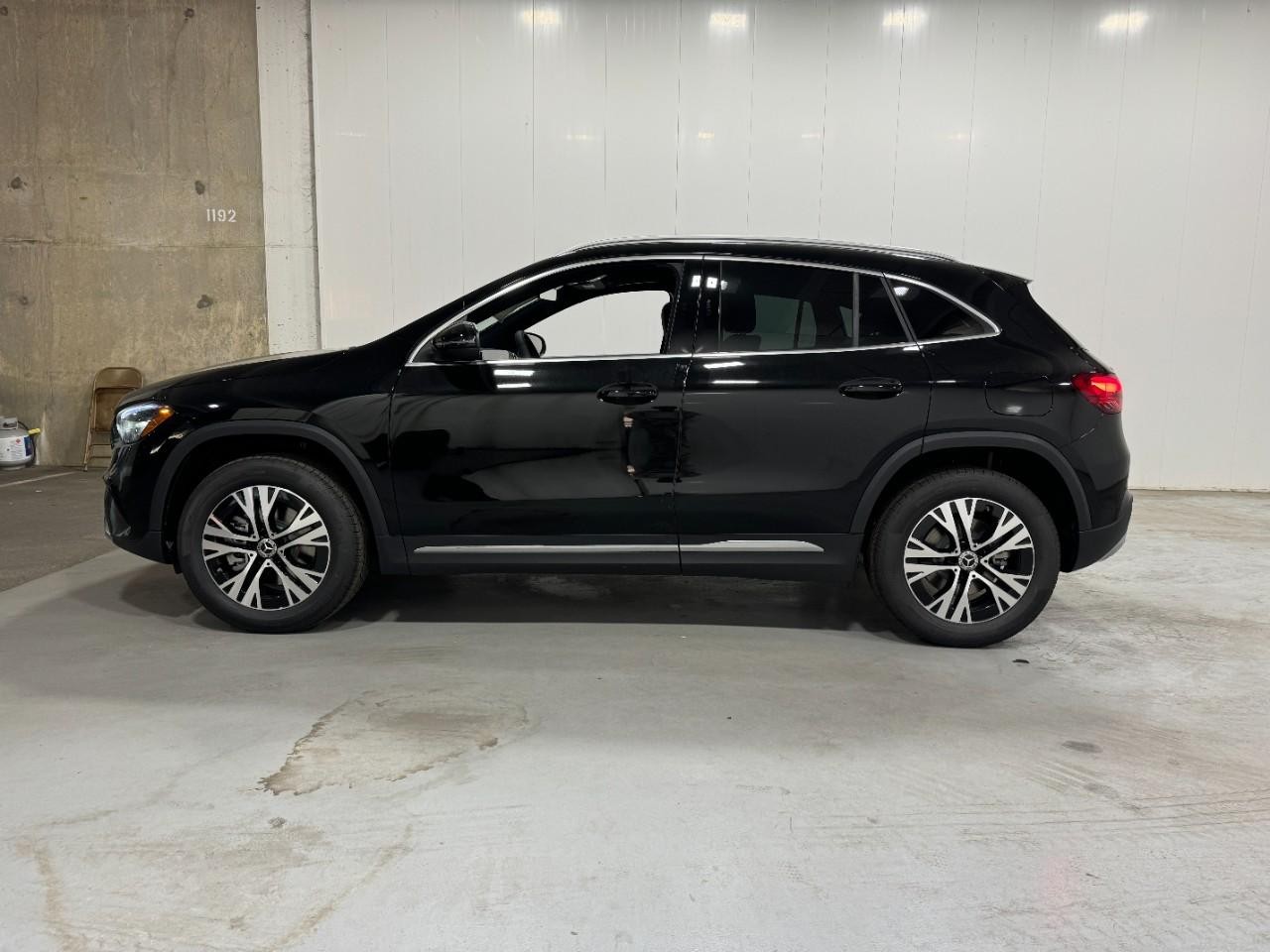 Mercedes-Benz GLA Vehicle Full-screen Gallery Image 2