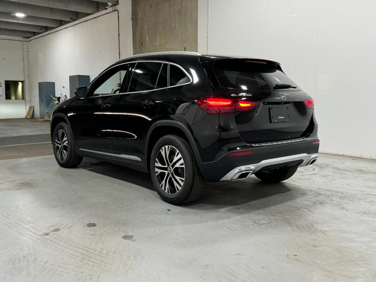 Mercedes-Benz GLA Vehicle Full-screen Gallery Image 3