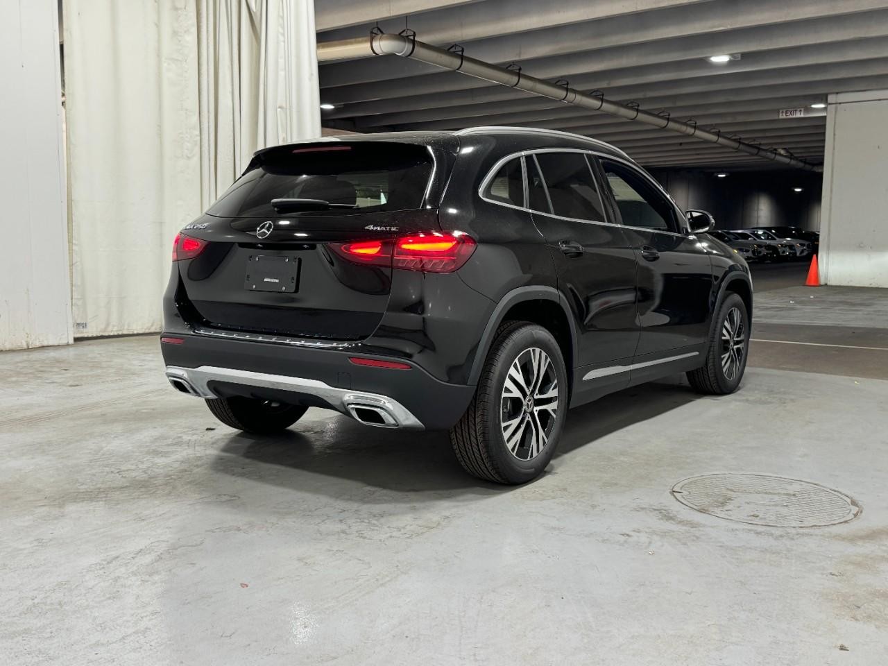 Mercedes-Benz GLA Vehicle Full-screen Gallery Image 4