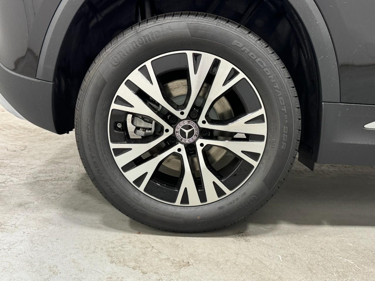 Mercedes-Benz GLA Vehicle Full-screen Gallery Image 5