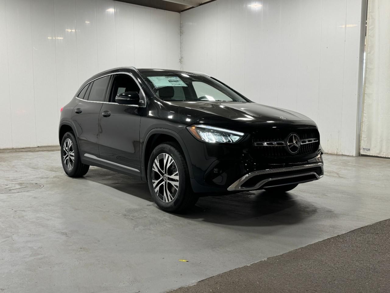 Mercedes-Benz GLA Vehicle Full-screen Gallery Image 6