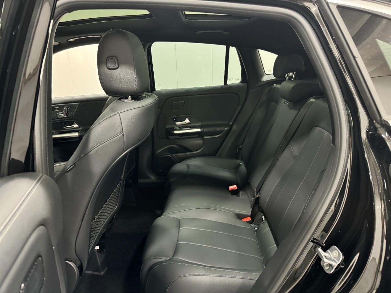 Mercedes-Benz GLA Vehicle Full-screen Gallery Image 8