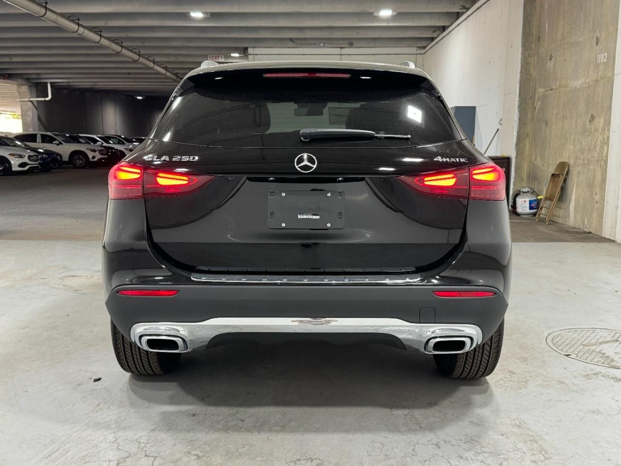 Mercedes-Benz GLA Vehicle Full-screen Gallery Image 9