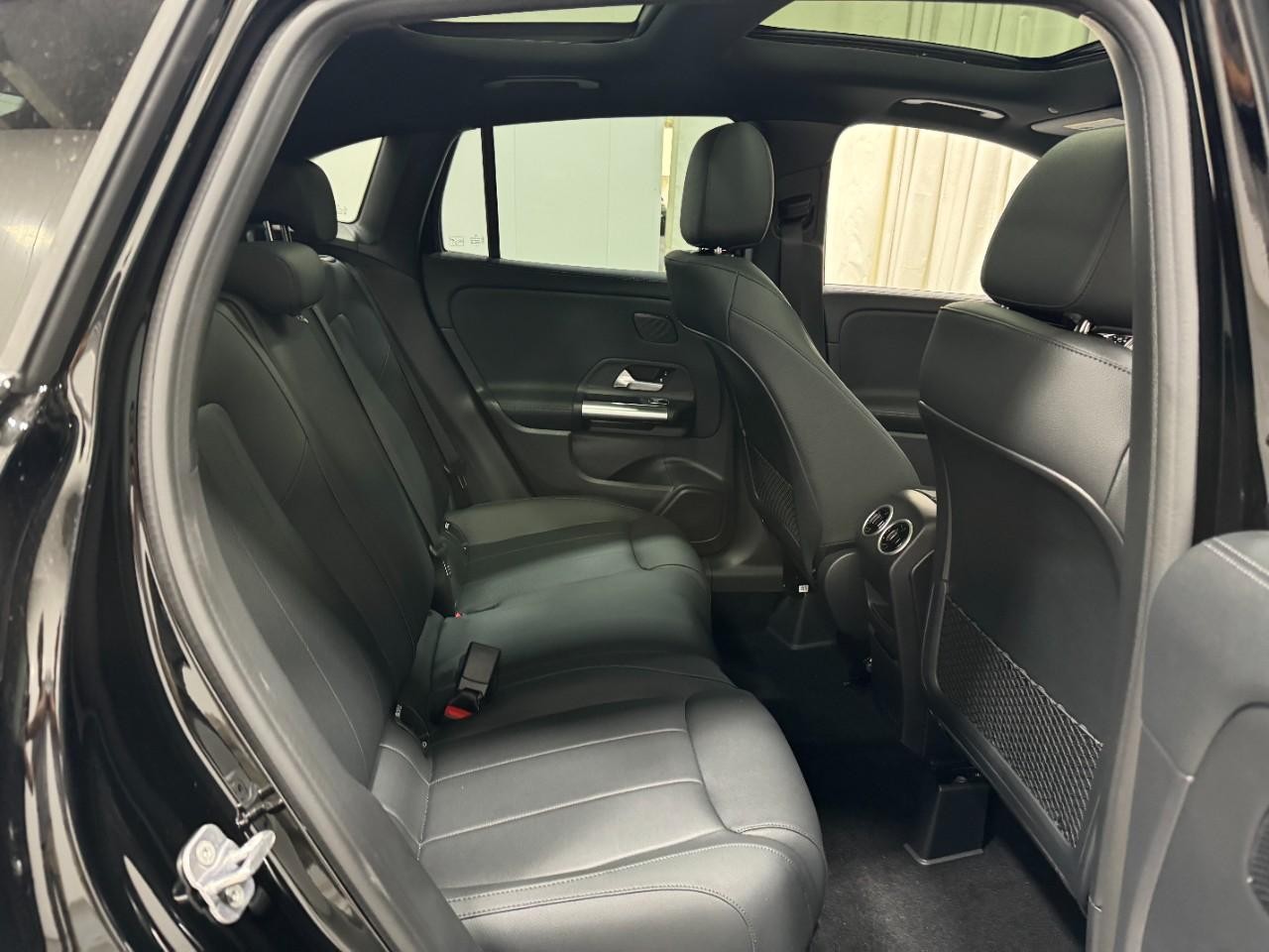 Mercedes-Benz GLA Vehicle Full-screen Gallery Image 10