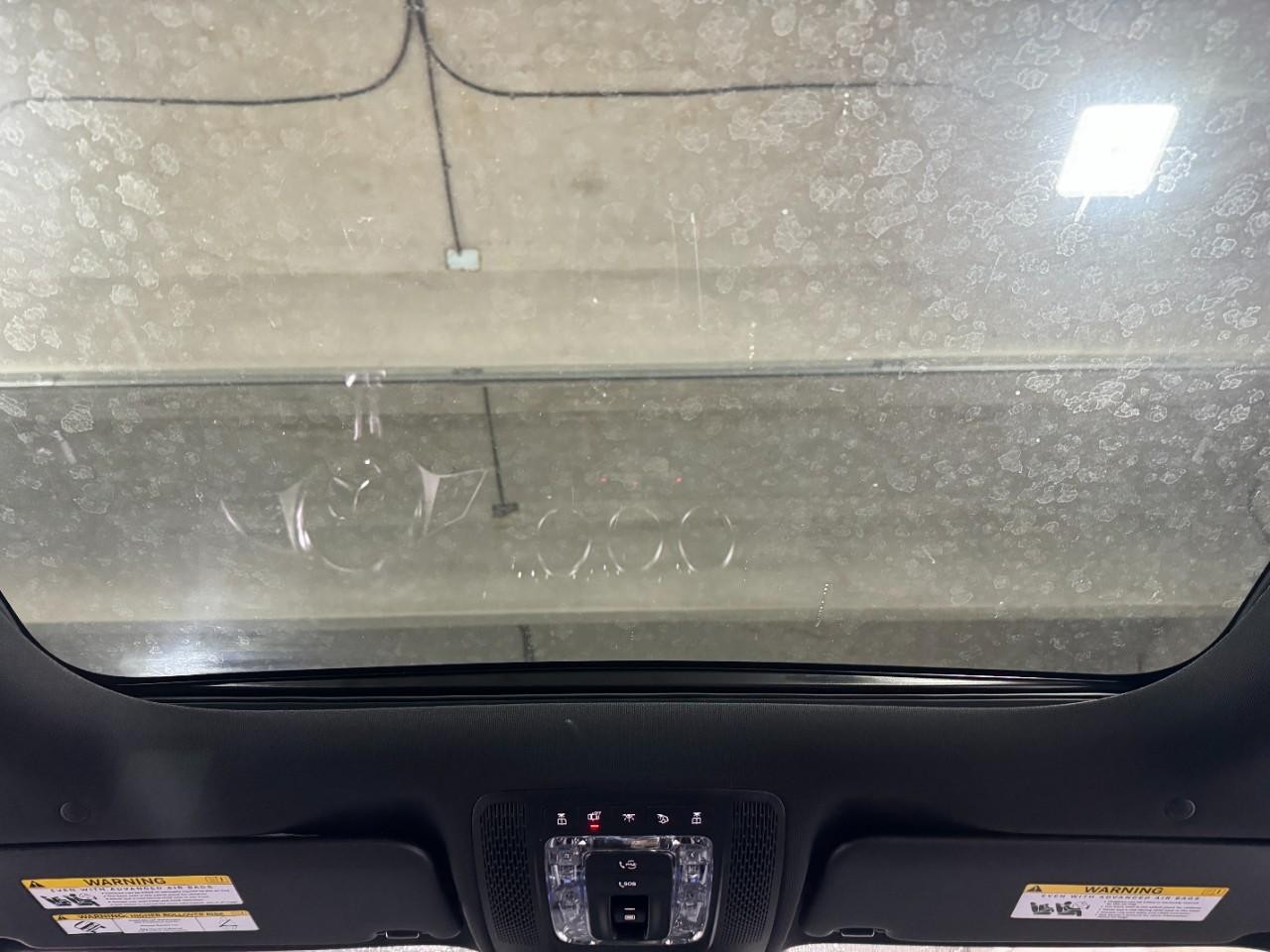 Mercedes-Benz GLA Vehicle Full-screen Gallery Image 11