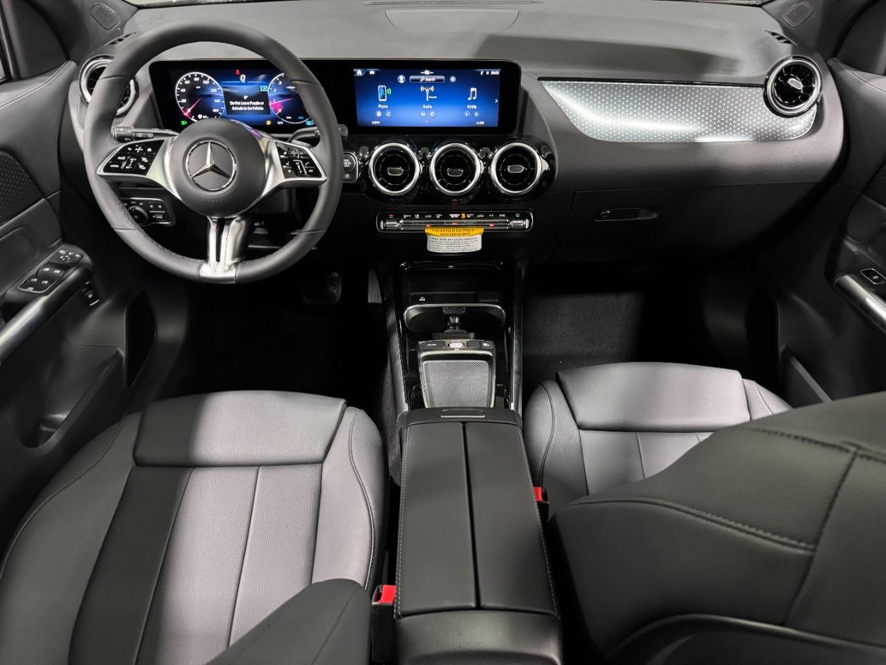 Mercedes-Benz GLA Vehicle Full-screen Gallery Image 12