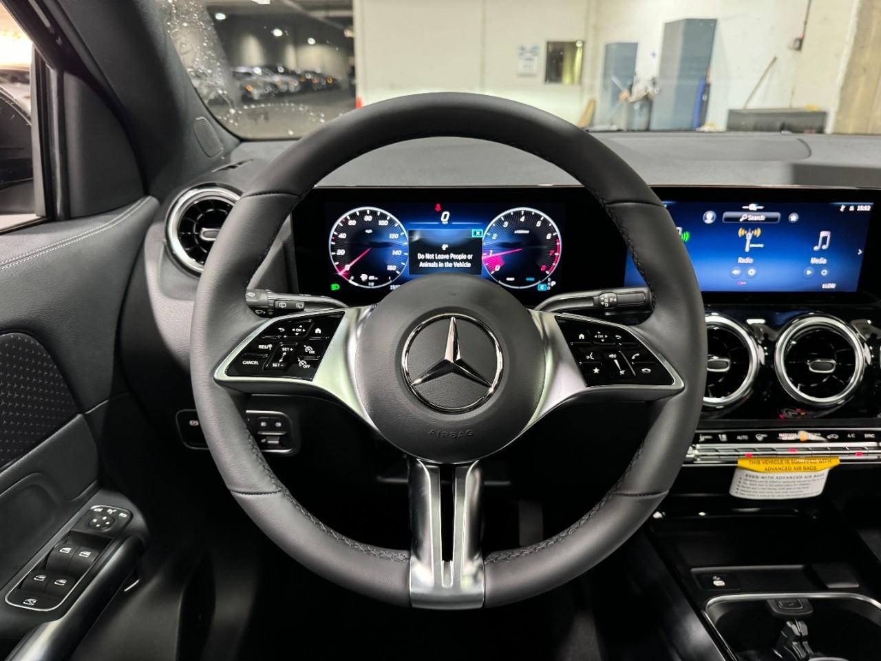 Mercedes-Benz GLA Vehicle Full-screen Gallery Image 13
