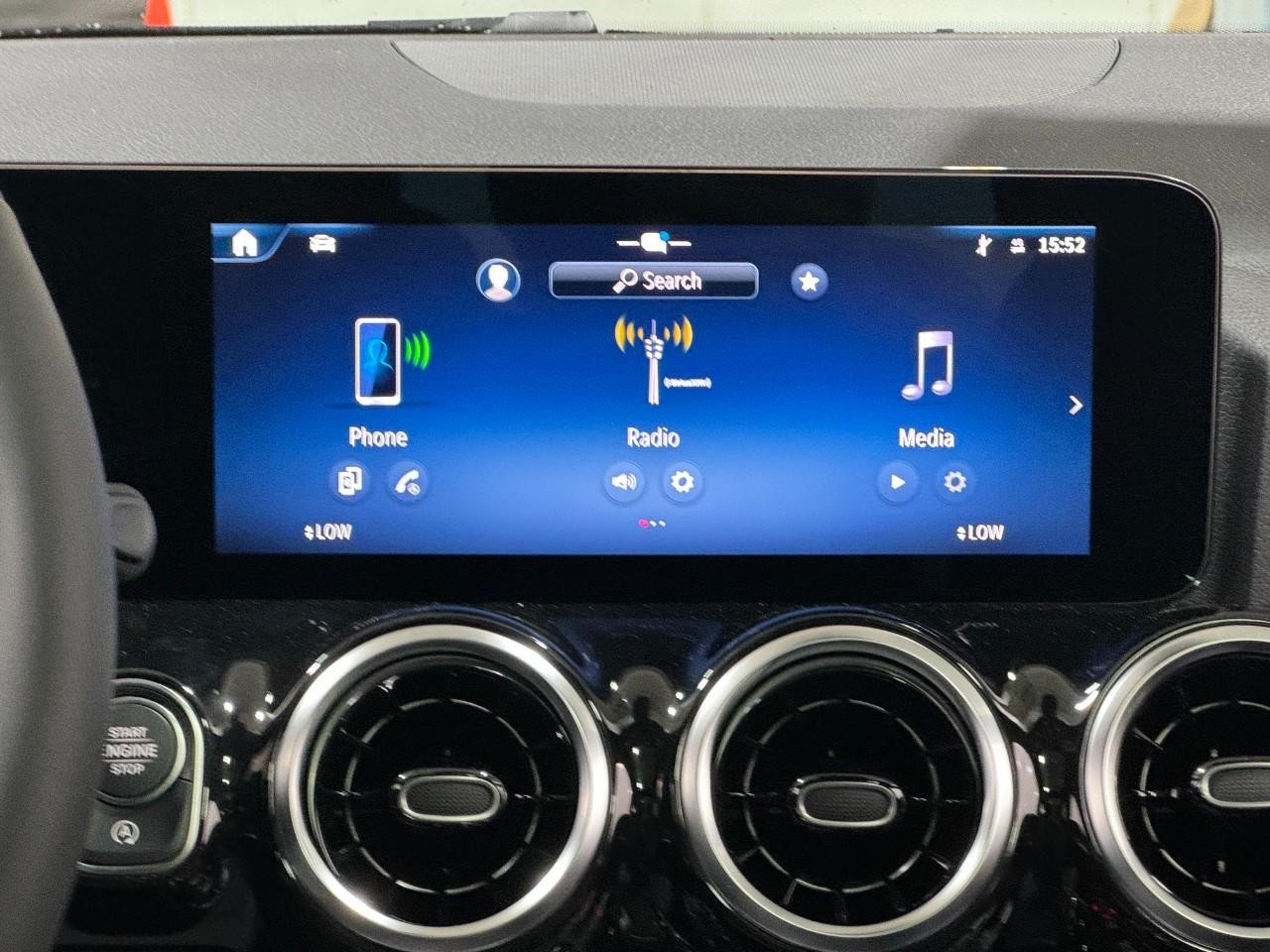 Mercedes-Benz GLA Vehicle Full-screen Gallery Image 14