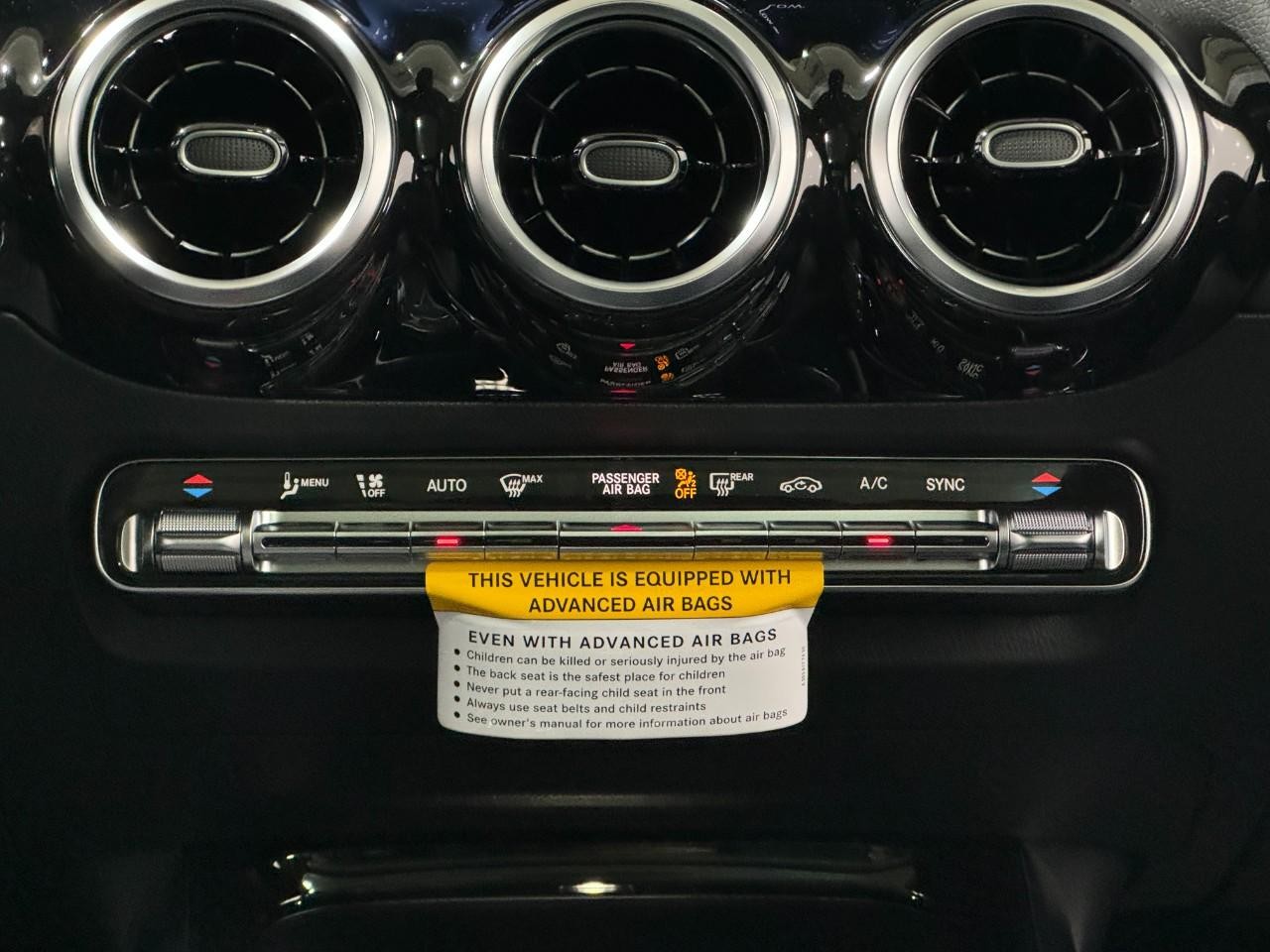 Mercedes-Benz GLA Vehicle Full-screen Gallery Image 15