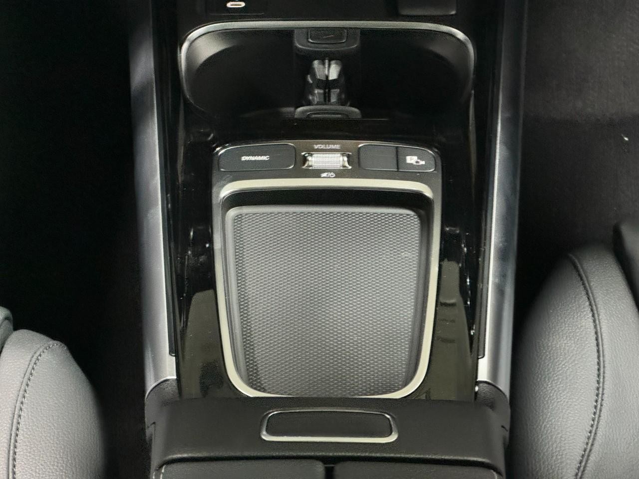 Mercedes-Benz GLA Vehicle Full-screen Gallery Image 16