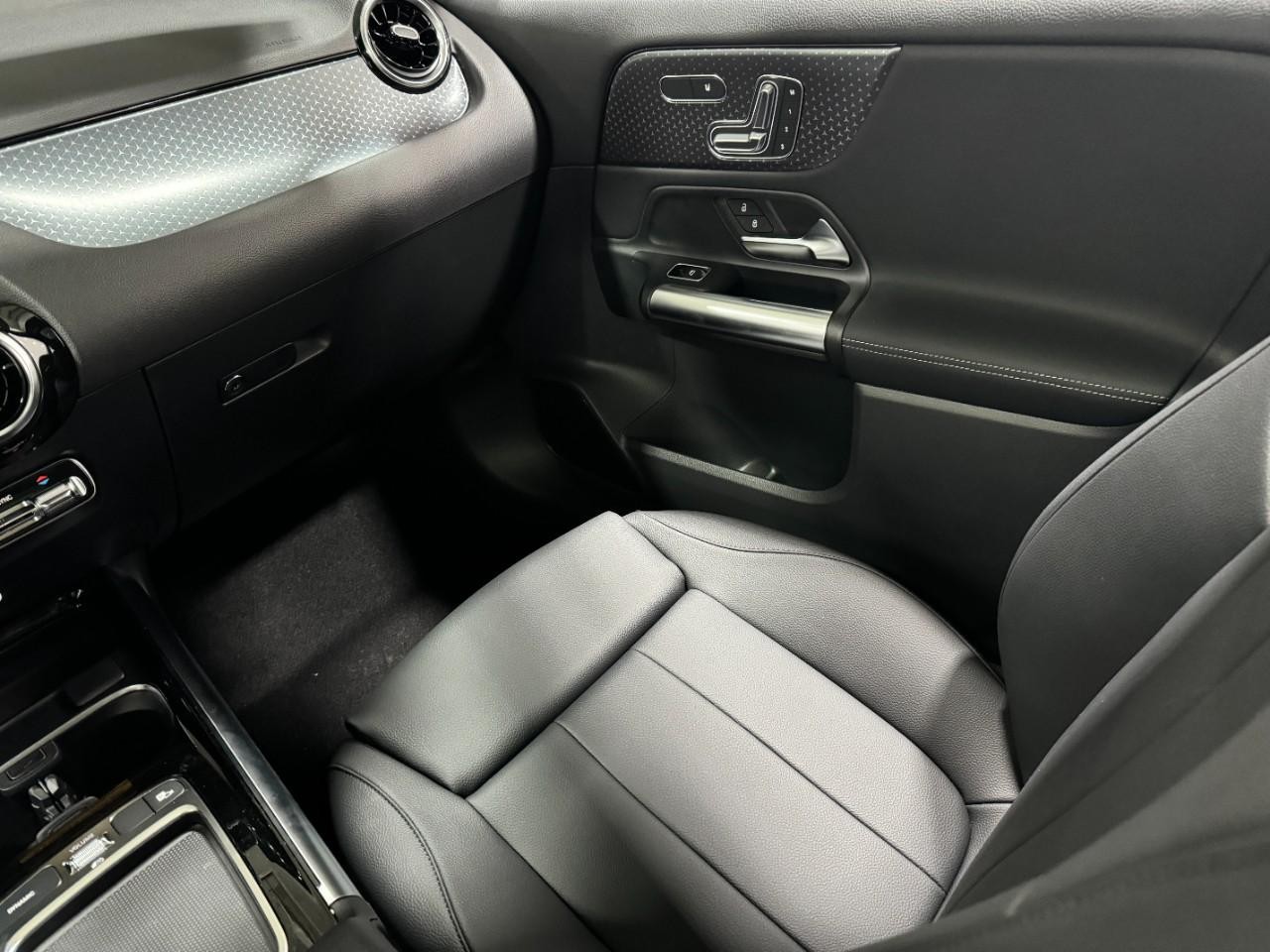 Mercedes-Benz GLA Vehicle Full-screen Gallery Image 17