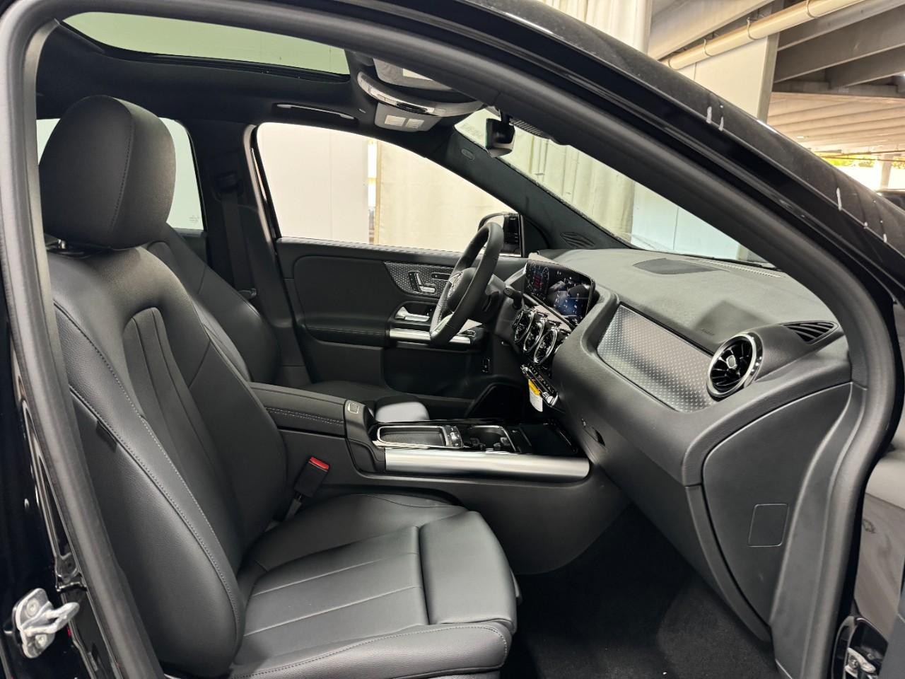 Mercedes-Benz GLA Vehicle Full-screen Gallery Image 18